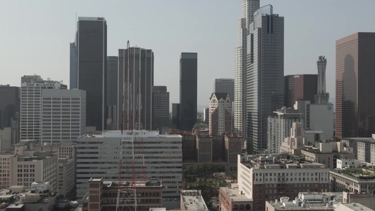 Vuelo lateral junto a los edificios del centro de Los Ángeles