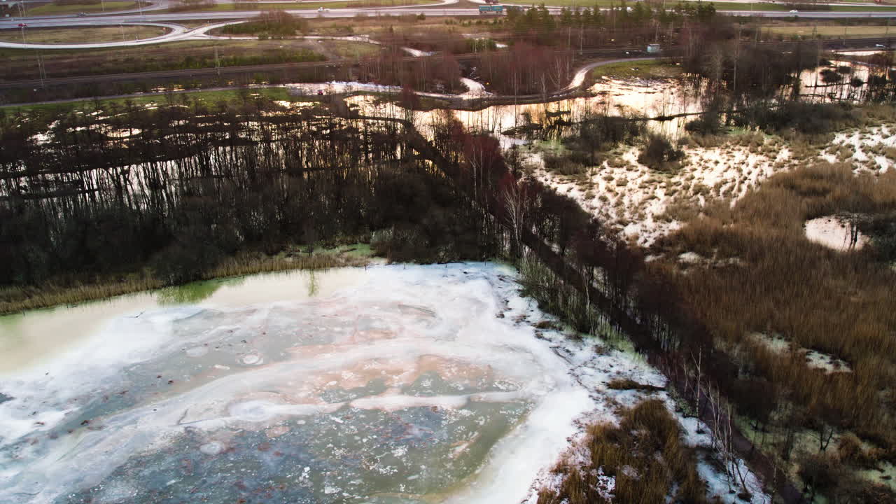 vista aérea de un lago congelado y manchas de nieve en stora vikens strandanger, suecia