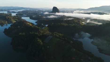 Revelación-Cinematográfica-Inclinada-Hacia-Arriba-De-Guatape,-Paisaje-De-Colombia-Al-Atardecer