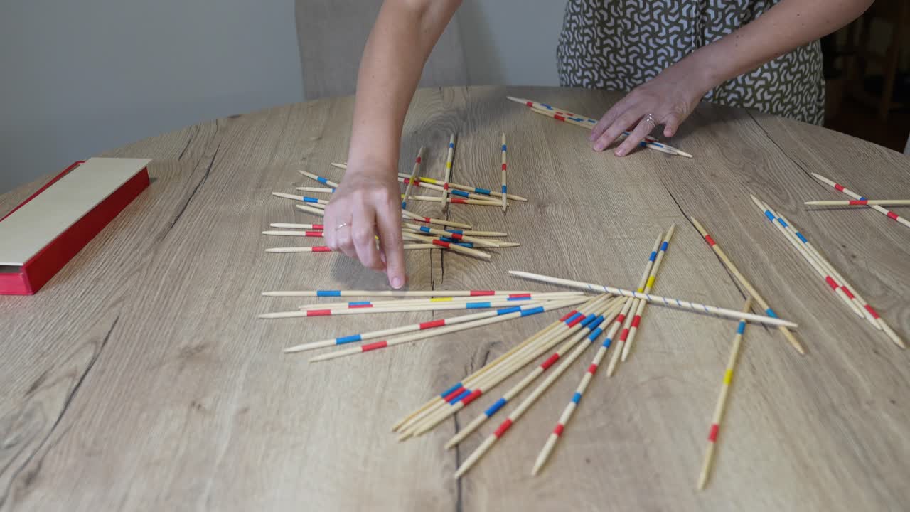 Giocare a Mikado su un tavolo di legno