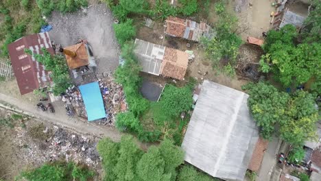 Vertedero-De-Basura-O-Sitio-De-Quema,-Con-Una-Chimenea-Al-Cielo-En-Un-Pueblo-En-Indonesia-Para-Prevenir-La-Contaminación