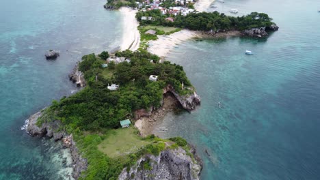 lapus lapus acantilados playa de guimbitayan al norte de la isla de malapascua, aérea