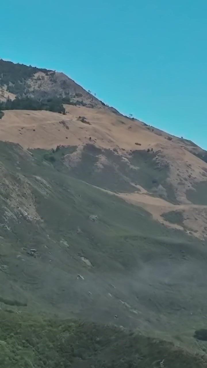 Veduta aerea di colline e valli in California