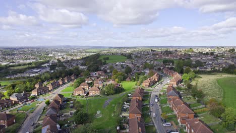 imágenes aéreas de drones de la finca del consejo de dewsbury moore, una urbanización típica propiedad del consejo urbano