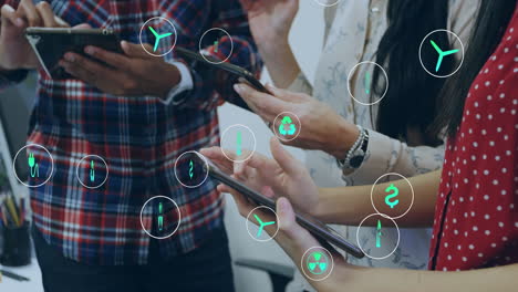 animación de iconos de ecología sobre diversos colegas que usan tableta en la oficina