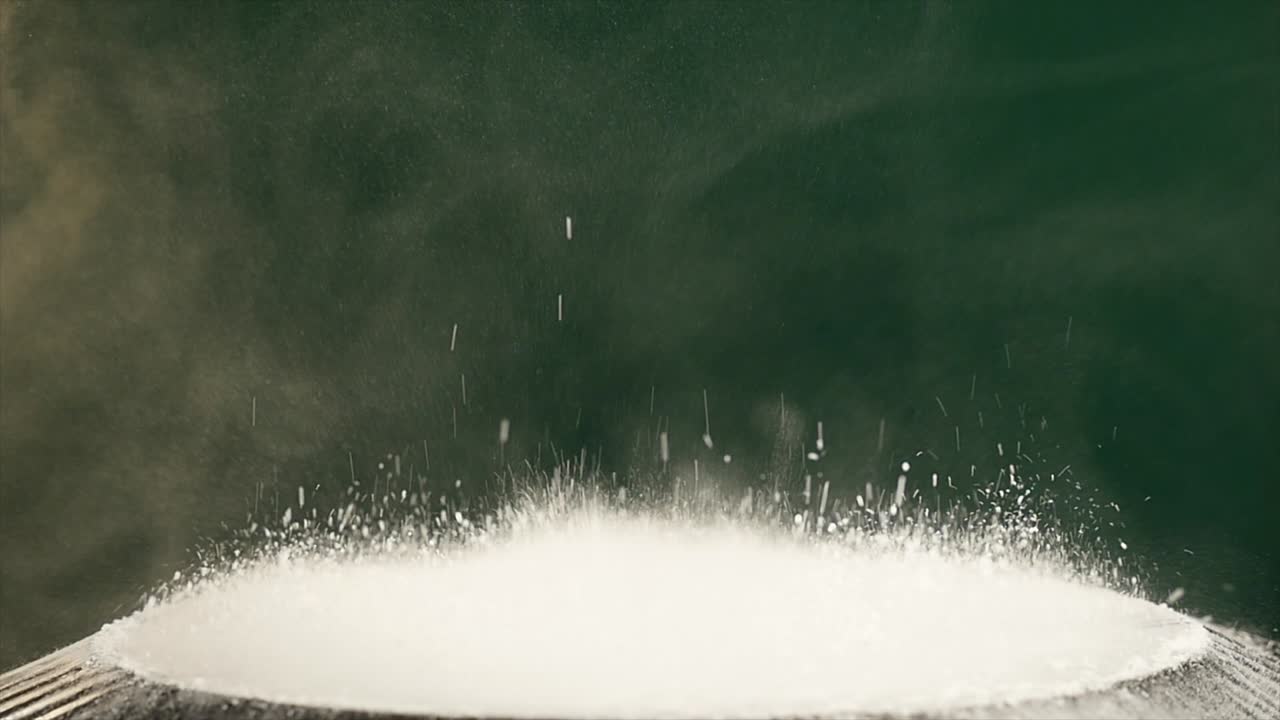 녹색 배경에 움직이는 서브우퍼에 점프 밀가루