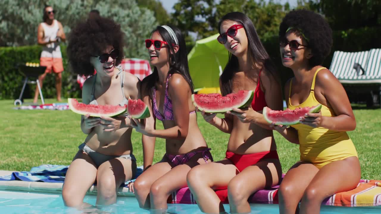 Quatro mulheres à beira da piscina conversando e comendo melancia, gerando reações de emojis em redes sociais que desaparecem