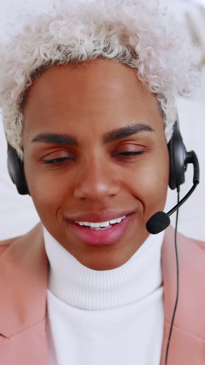 Ung kundestøtteagent med headset snakker under ekstern video
