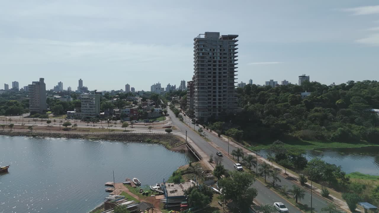 imágenes de barrido que destacan los alrededores encantadores del río parana, con carreteras y vehículos bulliciosos a lo largo de los pintorescos edificios frente al río, capturando la esencia de la vida urbana