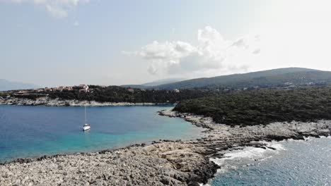 barco de lujo flotando cerca de la playa emplisi escarpada costa en cefalonia, islas jónicas, grecia