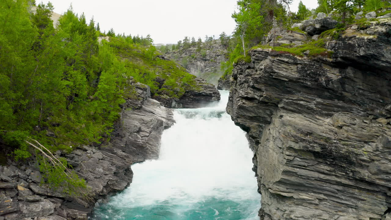 Fiume montuoso con forte corrente e rocce a Stryn, Norvegia - ripresa aerea con drone