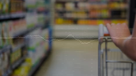 animación de procesamiento de datos contra la mano que sostiene un carrito de compras en una tienda de comestibles.