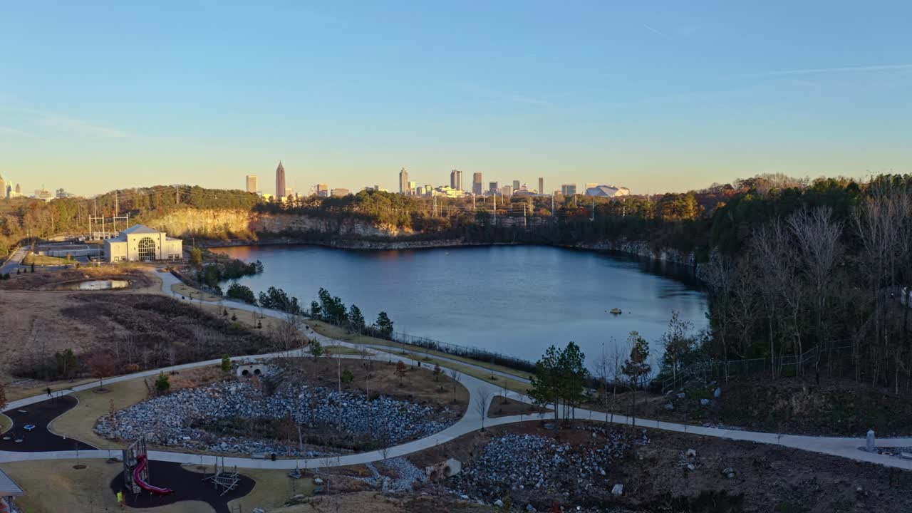 미국 조지아 주 애틀랜타 시내를 내려다보는 웨스트사이드 저수지 공원의 파노라마 공중 풍경