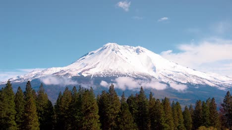 Wispy-Time-Lapse-Clouds-Float-Around-Mount-Shasta,-California,-Usa