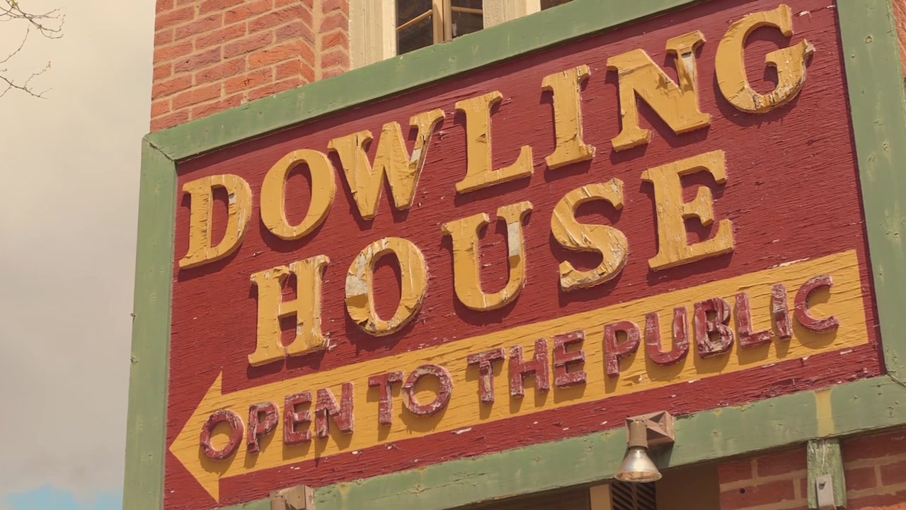 Cartel de entrada de la histórica Casa Dowling en Galena, Illinois, abierto al público.