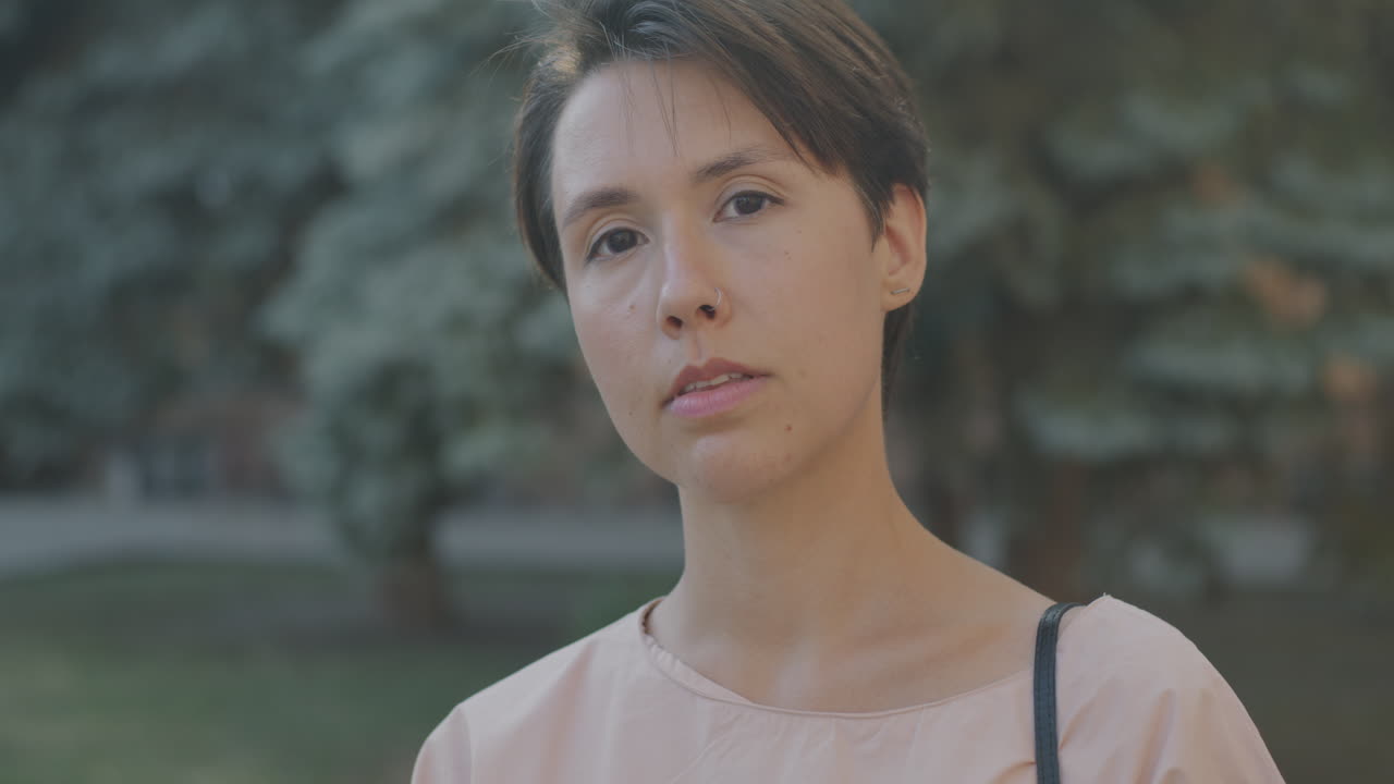 공원에서 여성 초상화