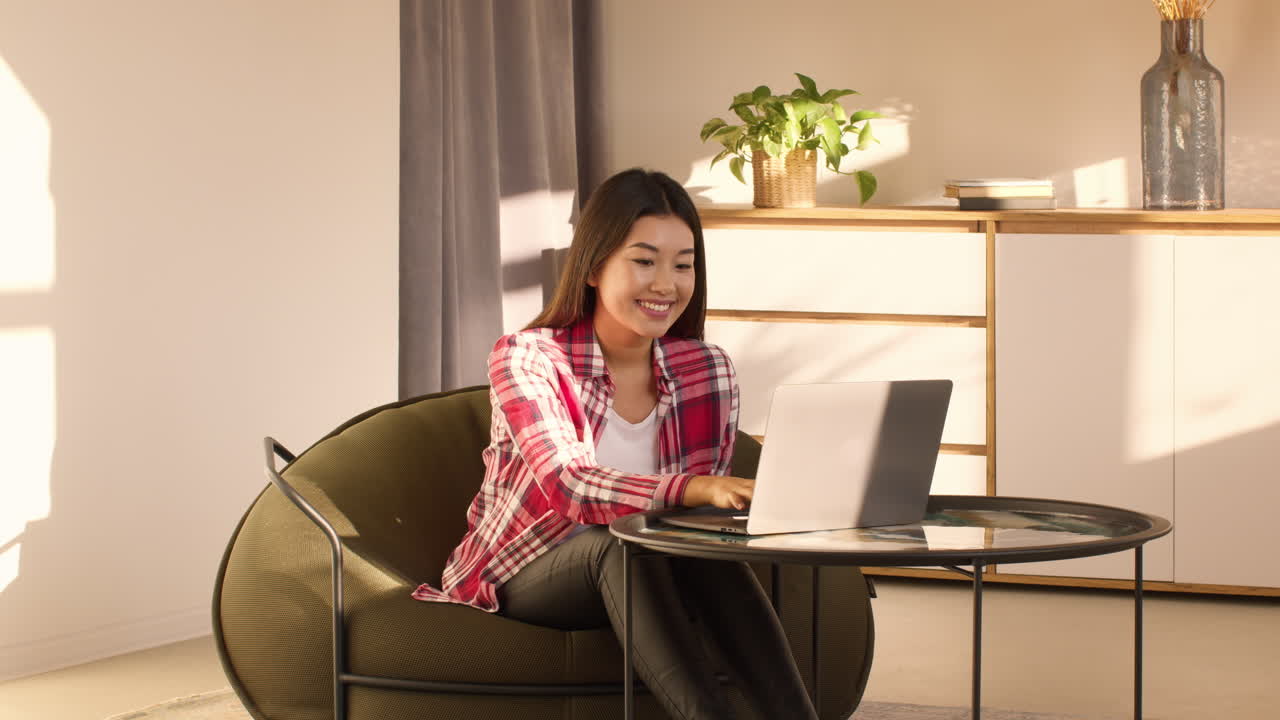집에서 노트북에서 일하는 여자
