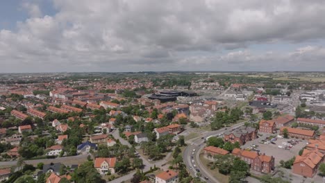 antigua ciudad medieval de ystad en suecia, avance aéreo en un día nublado de verano