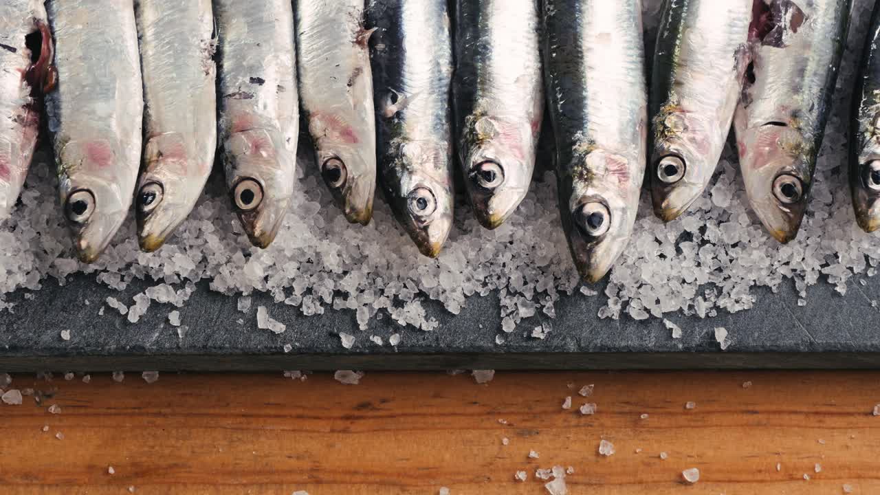 anchoas frescas en hielo