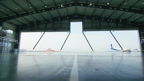 hangar de aviones vacío en el aeropuerto