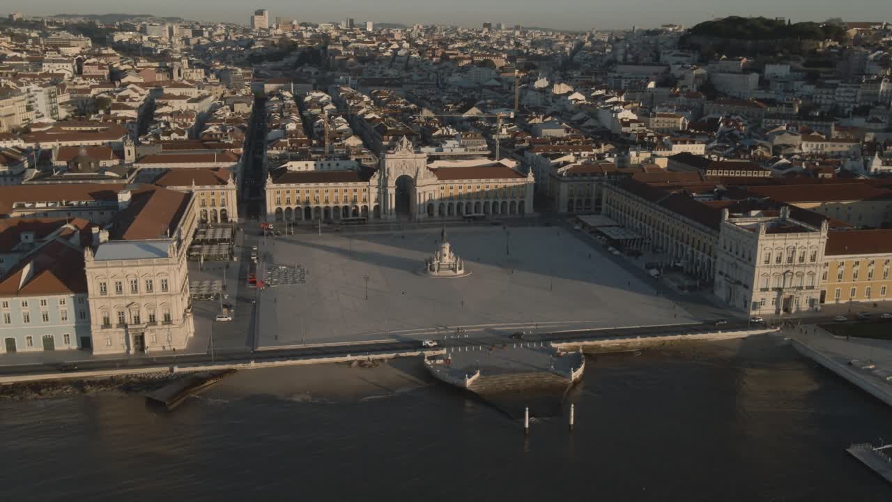 Riprese aeree con drone del centro storico di Praça do Comércio a Lisbona, Portogallo, filmate al tramonto