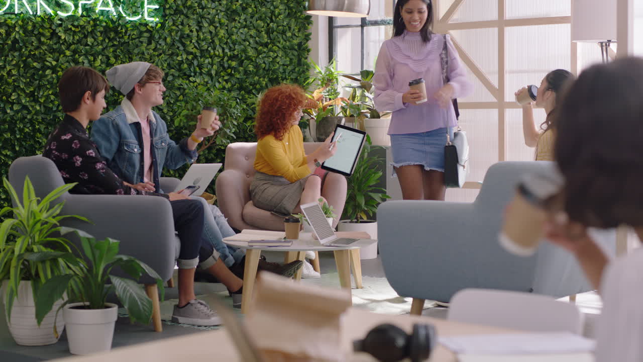 젊은 학생 그룹이  ⁇ 은 머리 여성 팀 리더를 만나 디지털 태블릿 컴퓨터를 사용하여 창의적인 아이디어를 제시합니다. 친구들이 비즈니스 프로젝트를 논의하고 프레젠테이션에서 협력합니다.