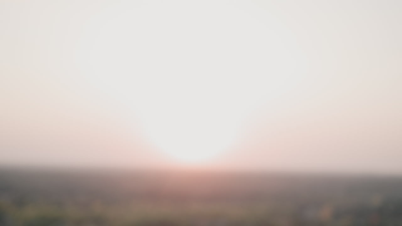 사람들은 우정과 공동 작업의 표시로 서로를 가볍게 두드립니다.