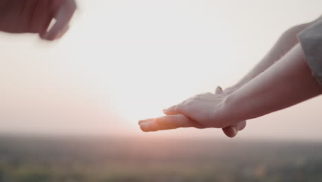 사람들은 우정과 공동 작업의 표시로 서로를 가볍게 두드립니다.