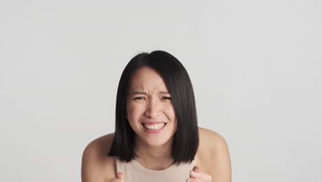 카메라 앞에서 승리를 축하하는 아시아 여성.