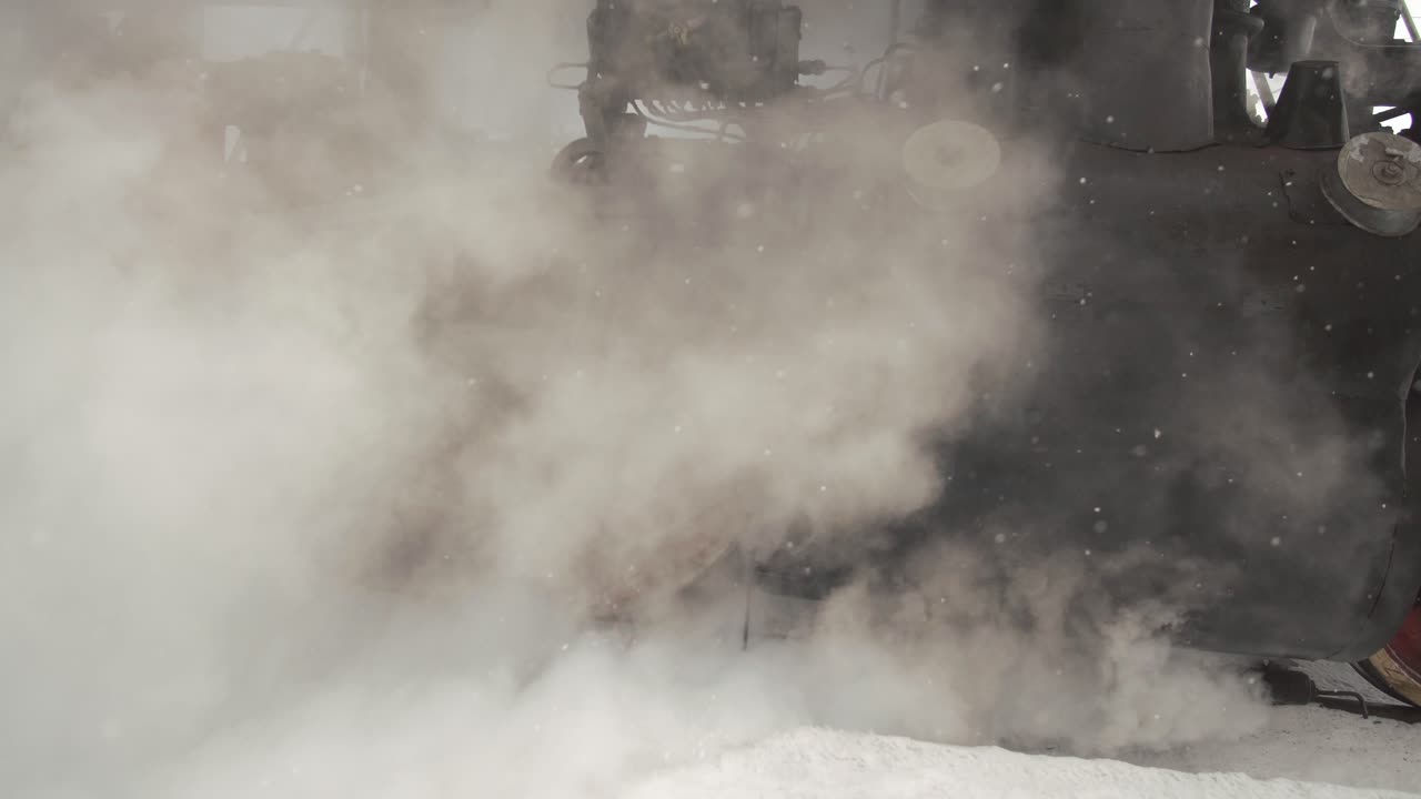 Potente locomotiva a vapore che emette vapore bianco nel freddo inverno
