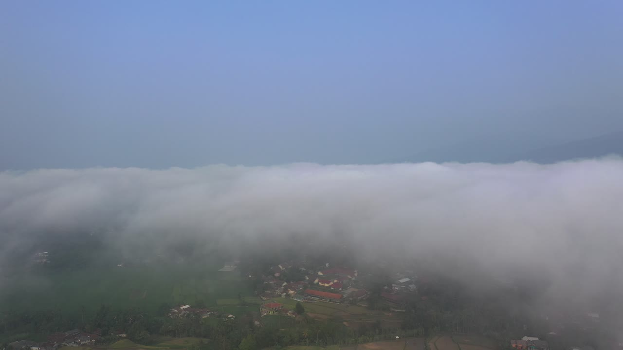 위에서 볼 수 있는 안개가 가득한 산촌