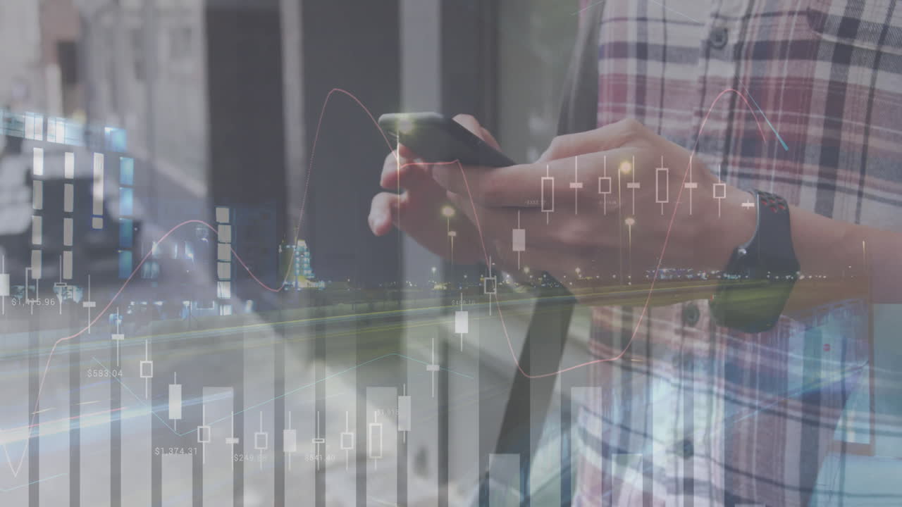 animación de procesamiento de datos financieros sobre hombre caucásico con teléfono inteligente en movimiento