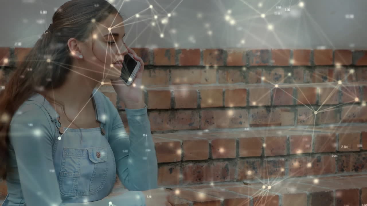 animación de la red de conexiones sobre una mujer caucásica hablando en un teléfono inteligente