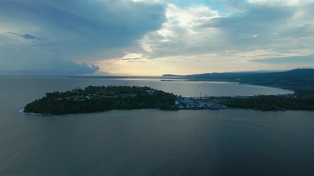 Wewak Papua Nugini aerial drone PNG awan cerah pagi hari matahari terbit musim panas musim kemarau Boram Road tanjung Bukit Wewak kota pesisir Wewak Seawall Pelabuhan Dogreto Teluk pantai meni kapal kargo perahu lingkaran kiri