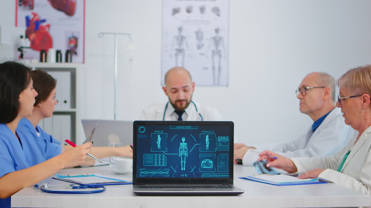 equipo de médicos de diversas edades haciendo una lluvia de ideas sentados en el escritorio