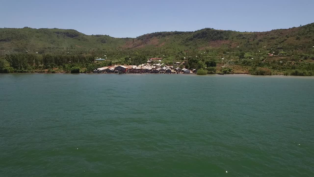 pueblo de pescadores en la orilla del lago victoria