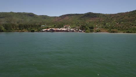 pueblo de pescadores en la orilla del lago victoria