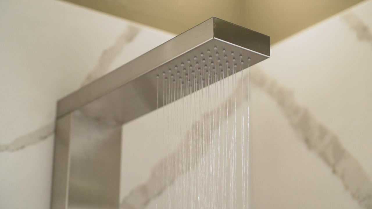 Profilo laterale di doccia rettangolare minimalista con acqua che cade - UHD 4K