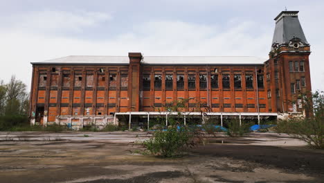 Derelict-red-brick-building-in-Belgium,-static-view