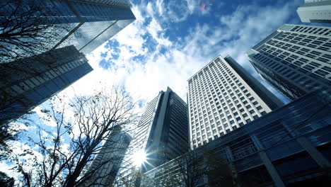 Lapso-De-Tiempo-De-Los-Edificios-Comerciales-Del-Horizonte-Y-El-Cielo-Nuboso-En-Japón