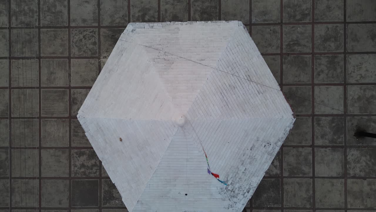 멕시코의 푸에블로 마지코 (pueblo mágico) 에서 드론에서 볼 수 있는 경이로운 풍경은 시내 광장을 포착합니다.