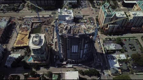 un proyecto de construcción de gran altura con dos grúas torre en una zona céntrica