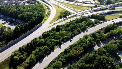 Vista-Aérea-De-La-Autopista-Junto-Al-Lago-Oak-Grove-En-Chesapeake