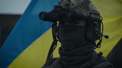 soldado ucraniano en uniforme de camuflaje