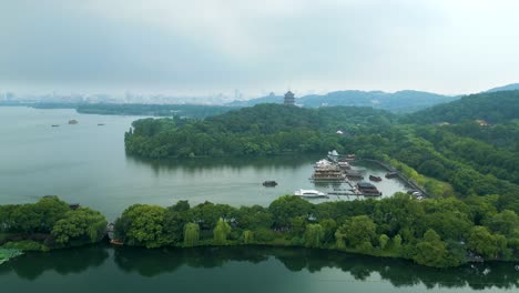 revelando la vista de drones del lago oeste de hangzhou, la pagoda y el paisaje urbano