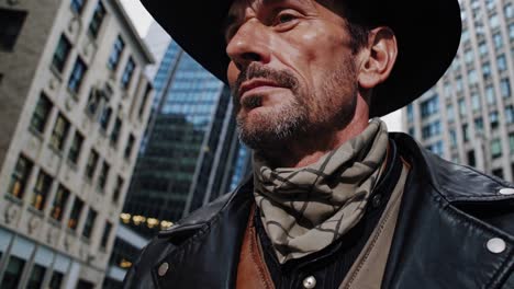vaquero en la ciudad