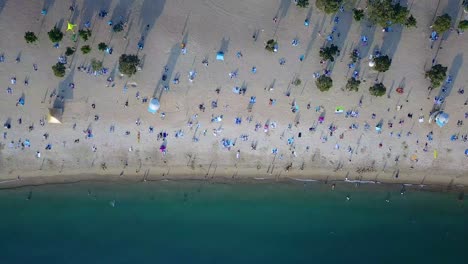 Eine-Statische-Luftaufnahme-Von-Besuchern-Am-Repulse-Bay-Beach-In-Hong-Kong-Als-öffentliche-Strände,-Die-Nach-Monaten-Der-Schließung-Inmitten-Des-Ausbruchs-Des-Coronavirus-Wieder-Für-Die-öffentlichkeit-Geöffnet-Werden