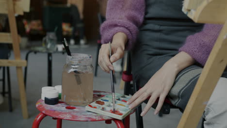 mujer pintando en un estudio de arte