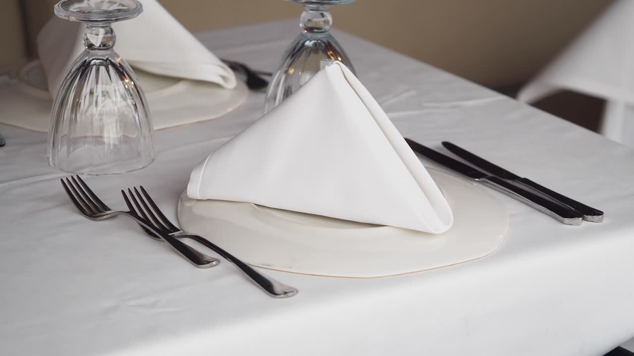 establecimiento de mesa en un restaurante