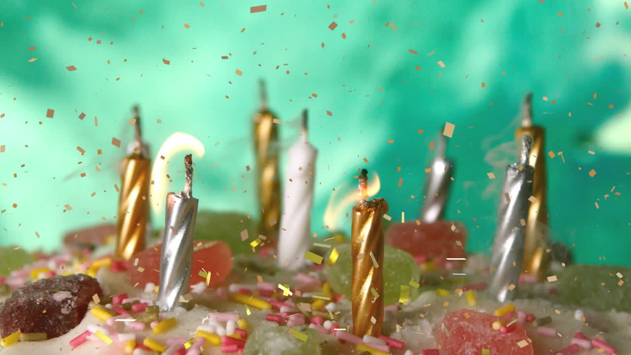 animación de confeti cayendo sobre las velas en el pastel de cumpleaños.